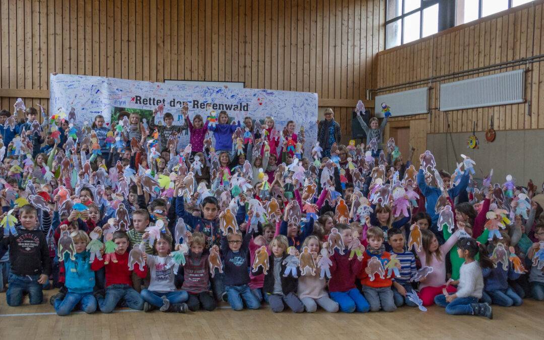 Ein Film geht auf Reisen – „Henry rettet den Regen­wald“ begeis­tert über 200 Grund­schü­le­rinnen und Grundschüler