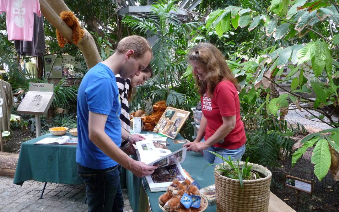 BOS Info­stand zum EAZA-Akti­onstag im Zoo Heidelberg