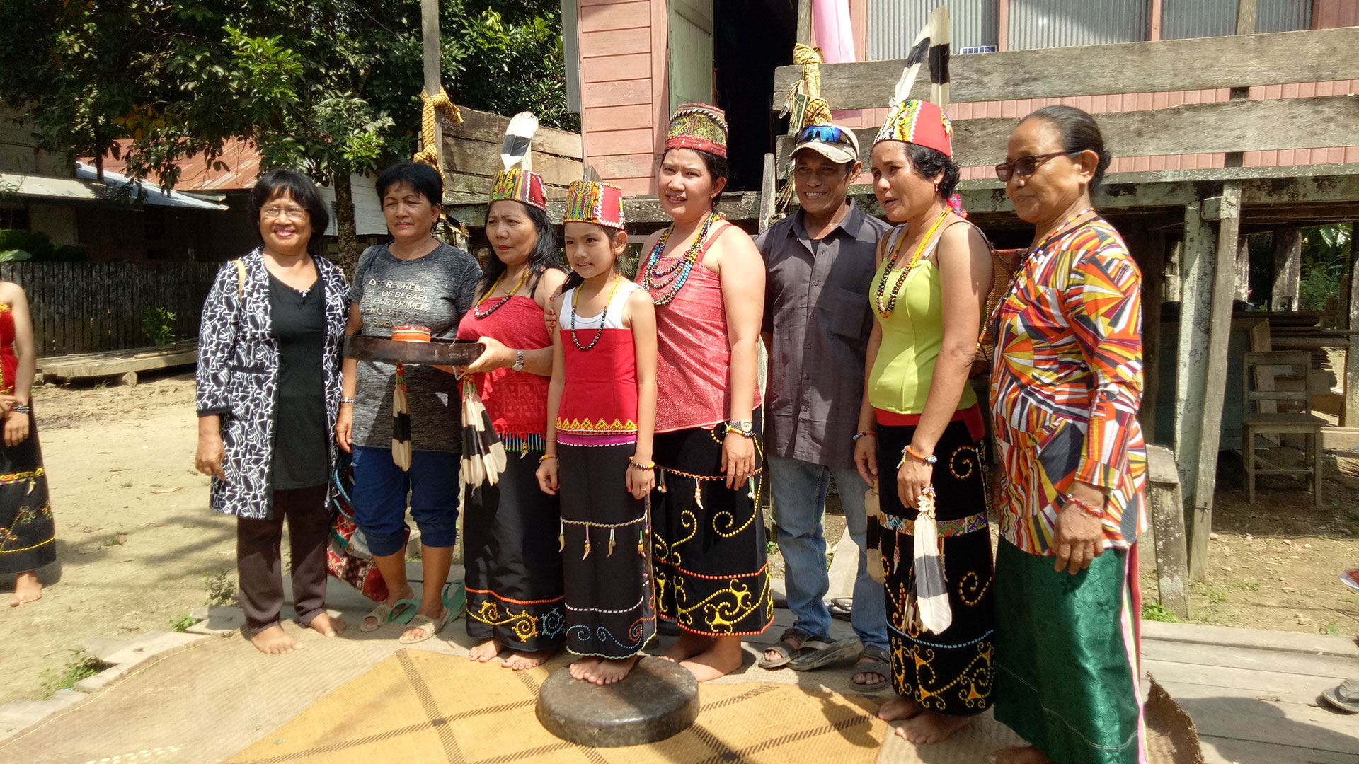 Wehea Dayak Familie in traditionellen Gewändern für das naq lom Ritual