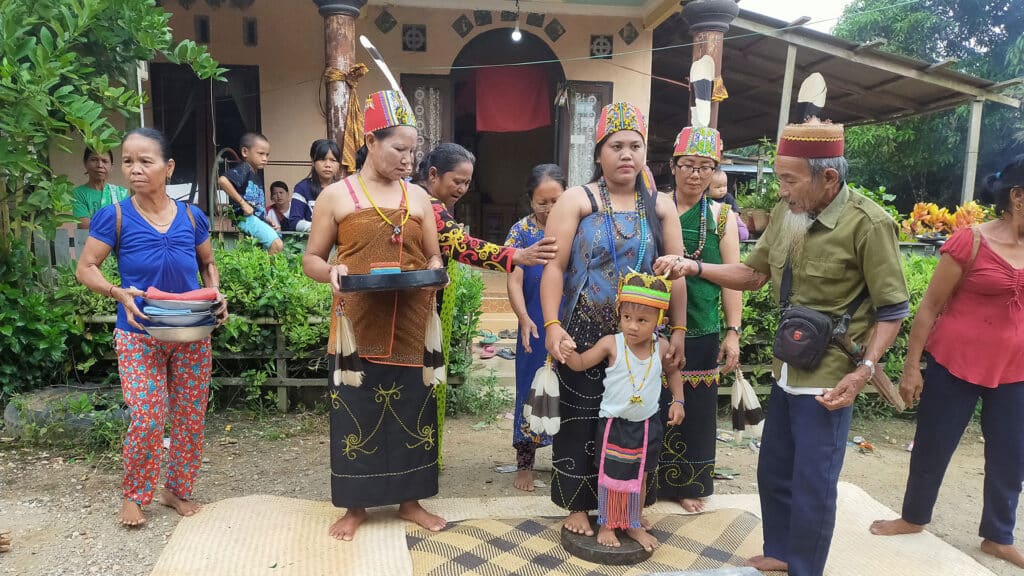 Wehea Dayak Familie lässt ihr Kind beim naq lom Ritual segnen