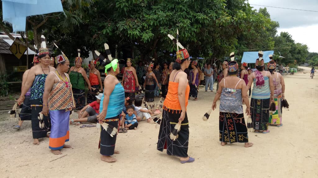 Wehea Dayak Frauen tanzen in traditionellen Gewändern beim naq lom Ritual