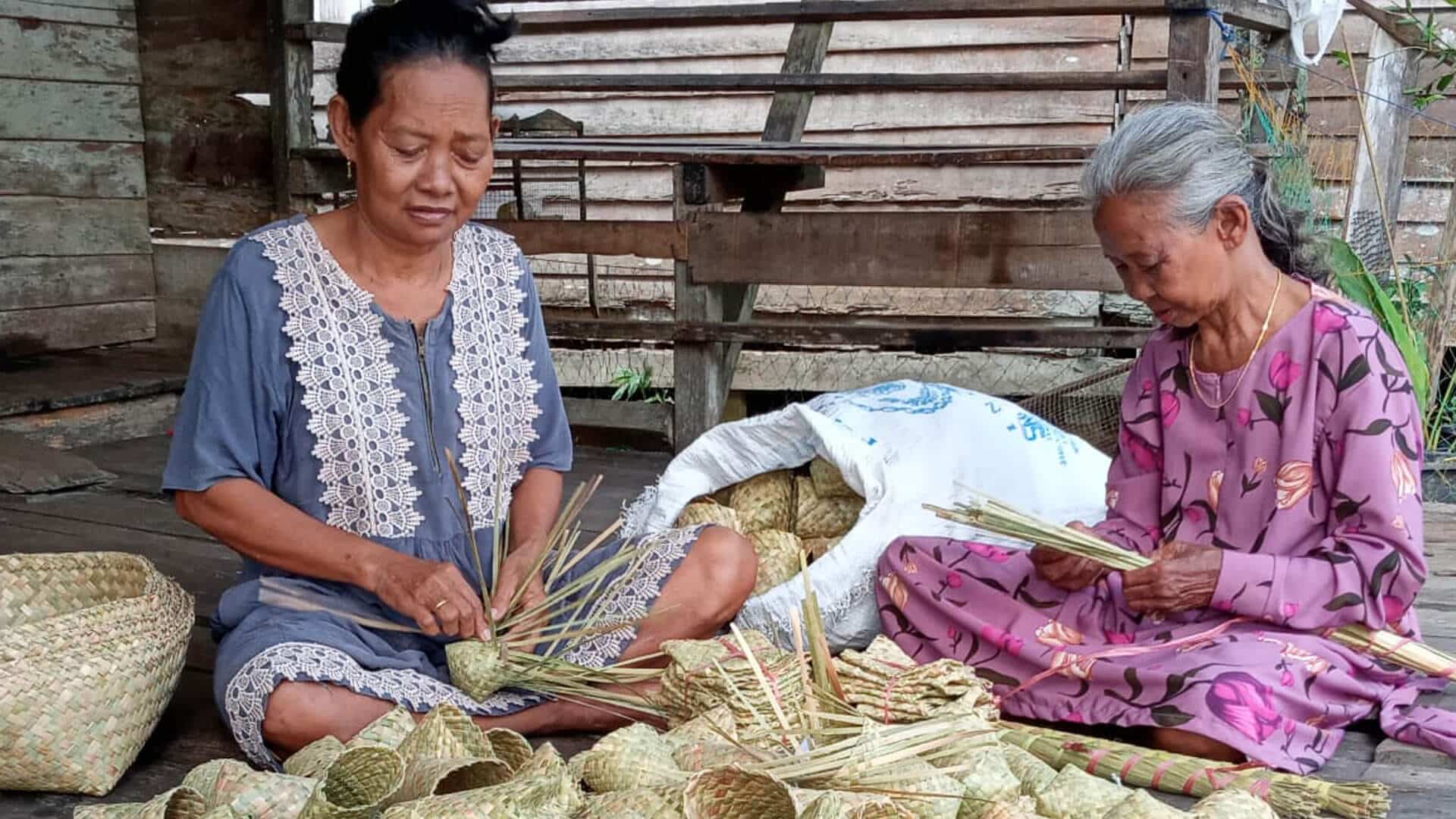 Lokale Frauen bei der Herstellung von Purun-Körbchen