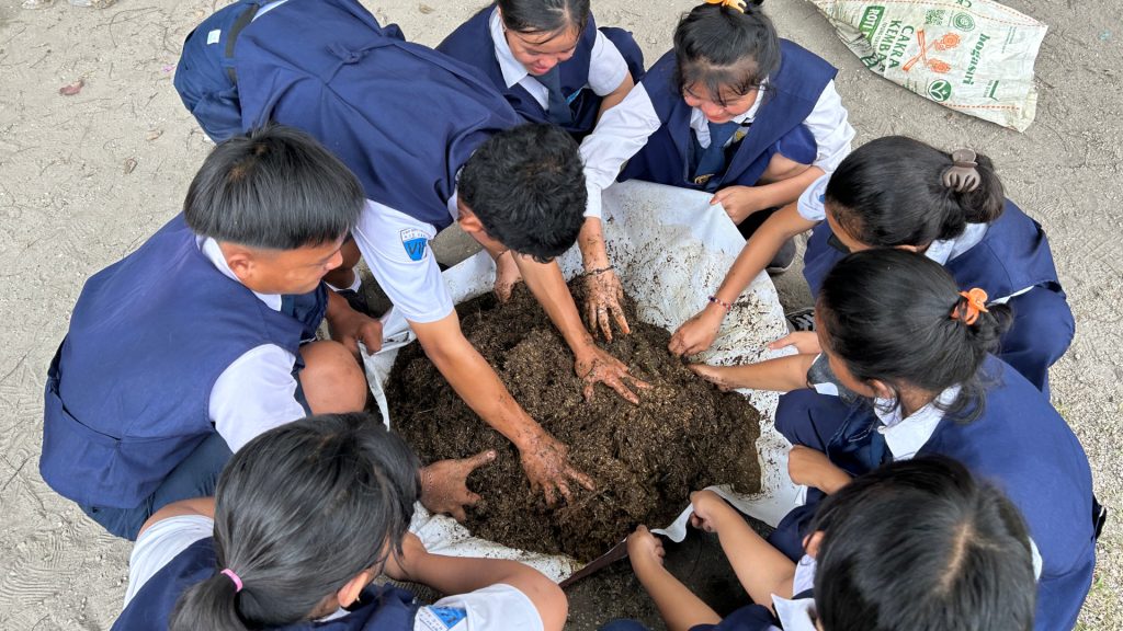 Schüler auf Borneo stellen Kompost her