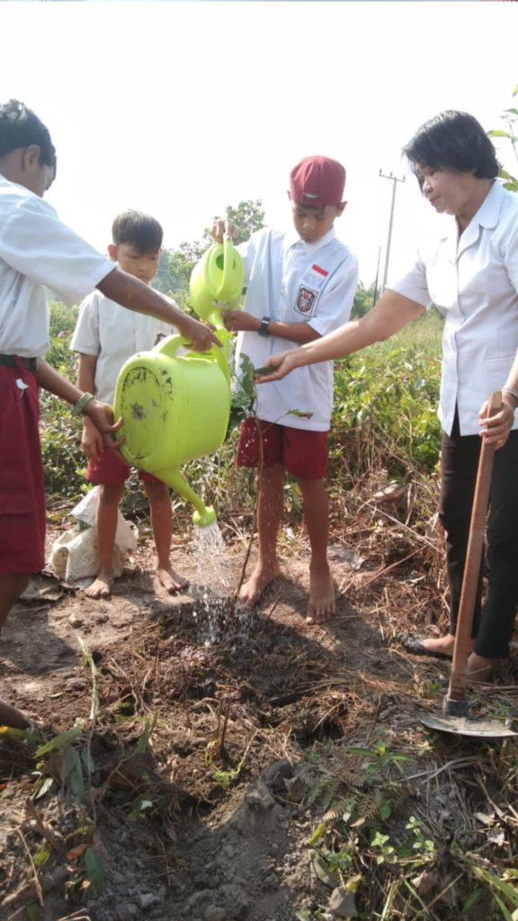 Schüler auf Borneo pflanzen Baum
