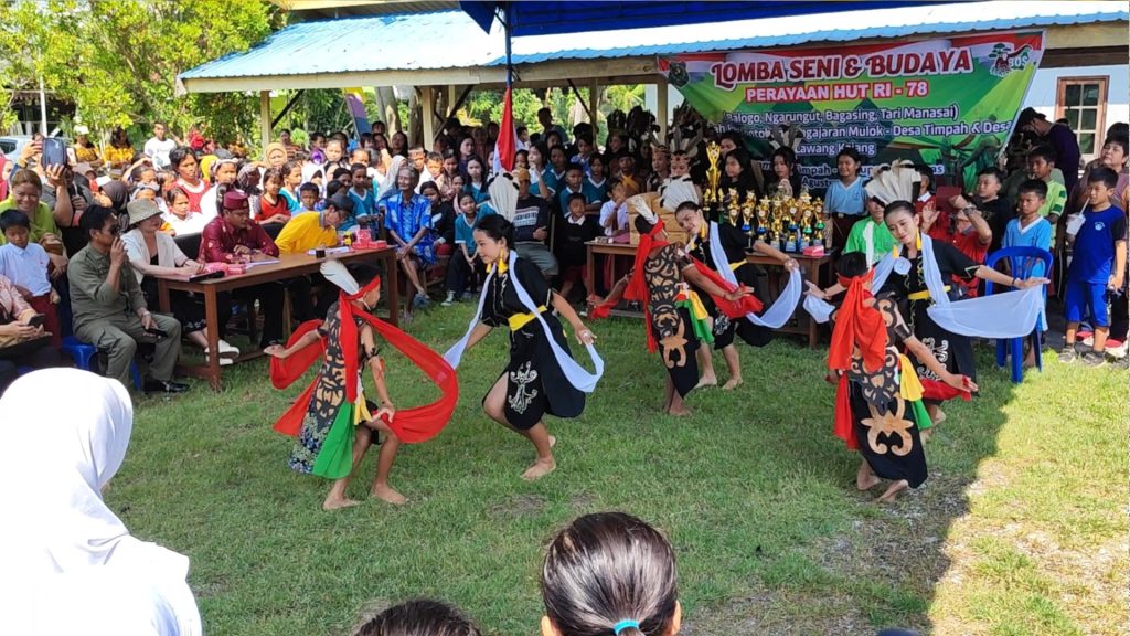 Schüler bei Dayak Tanzwettbewerb