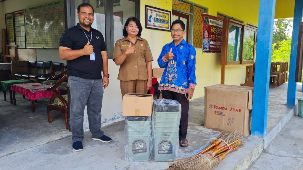 Lehrer vor Schule auf Borneo