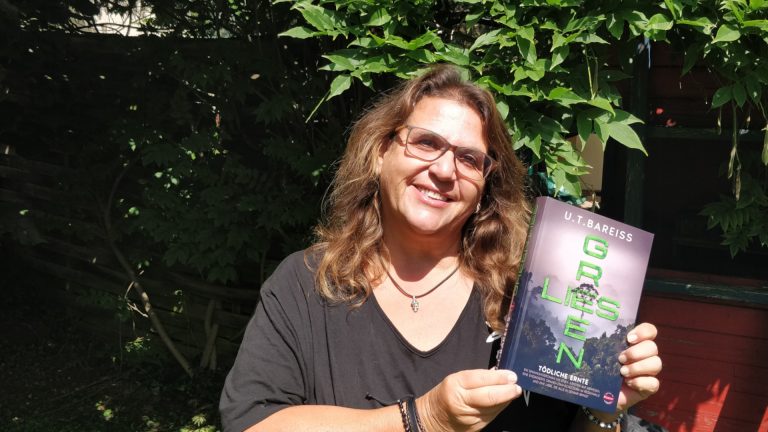 Autorin Ute Bareiss zeigt ihr Buch "Green Lies"